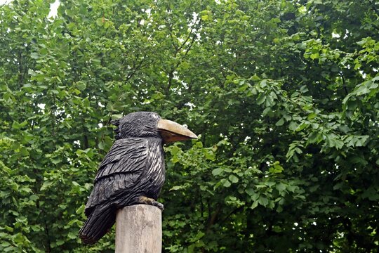 Rabe aus Holz als Wahrzeichen vom Krakow am See