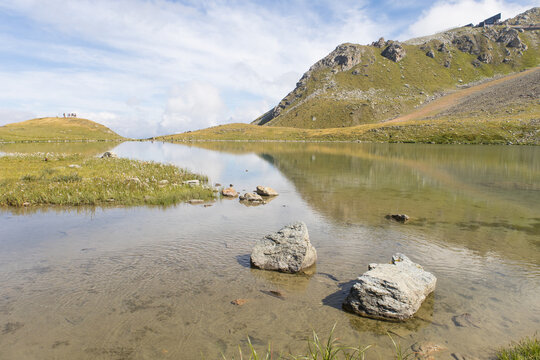 Vue panoramique sur le lac Marloup depuis l&rsquo;Aiguille Rouge aux Arcs 2000 sur le versant nord du massif de la Vanoise en Tarentaise, sentier de randonn&eacute;e et montagnes des Alpes fran&ccedil;aises	
