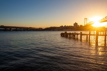 Fototapeta premium paisagem do pôr-do-sol e a Ponte Hercílio Luz de Florianópolis Santa Catarina Brasil Florianopolis 