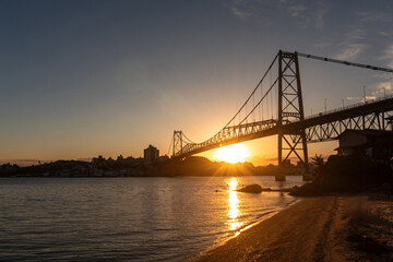 Obraz premium paisagem do pôr-do-sol e a Ponte Hercílio Luz de Florianópolis Santa Catarina Brasil Florianopolis