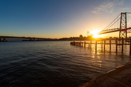 paisagem do p&ocirc;r-do-sol e a Ponte Herc&iacute;lio Luz de Florian&oacute;polis Santa Catarina Brasil Florianopolis
