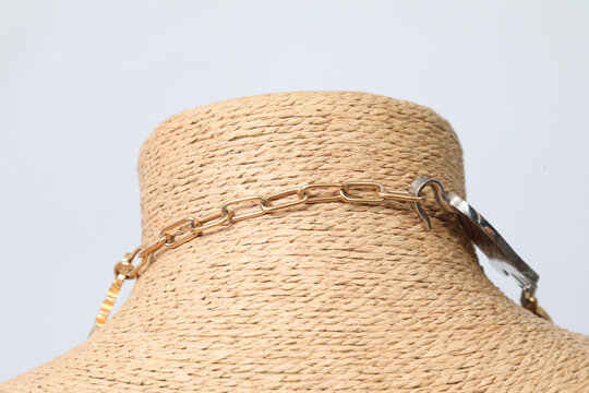 Bijou vintage sur un support en paille pour mettre en valeur son design