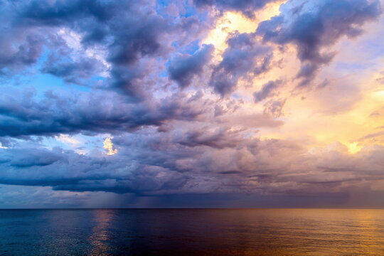 Corpi nuvolosi temporaleschi sul mare al tramonto