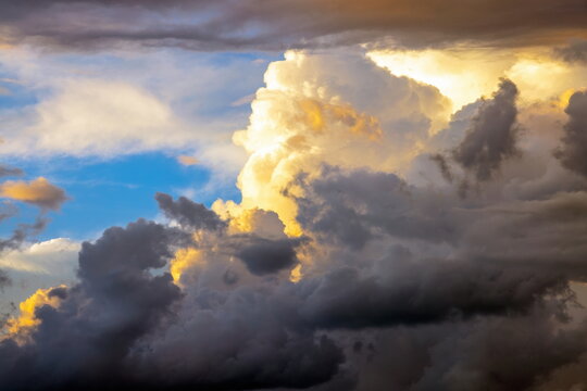 Cumulonembo in formazione al tramonto con nuvole basse temporalesche