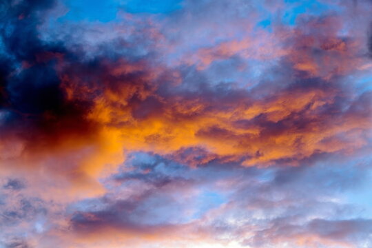 Nuvole infuocate al tramonto