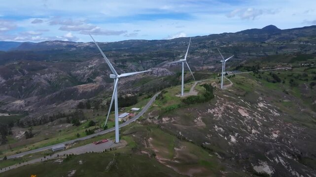Parque e&oacute;lico en una monta&ntilde;a boscosa de Huambos Cajamarca. aerogeneradores que generan energ&iacute;a limpia y renovable.