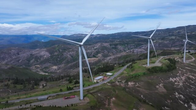 Parque e&oacute;lico en una monta&ntilde;a boscosa de Huambos Cajamarca. aerogeneradores que generan energ&iacute;a limpia y renovable.