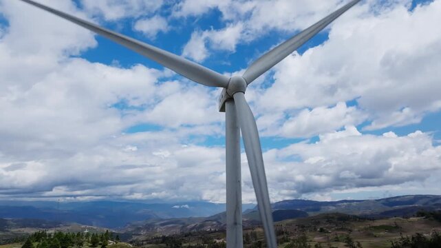 Parque e&oacute;lico en una monta&ntilde;a boscosa de Huambos Cajamarca. aerogeneradores que generan energ&iacute;a limpia y renovable.