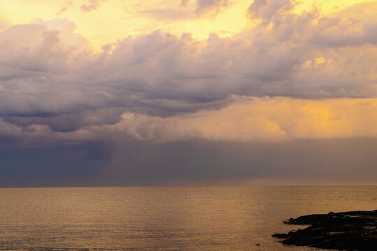 Nuvole sul mare al tramonto