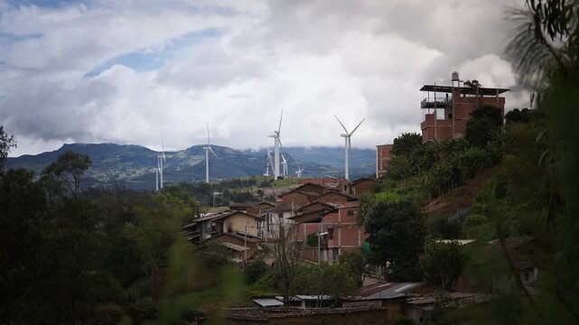 una calle del pueblo de Huambos Cajamarca, al fondo los aerogeneradores, generando energ&iacute;a limpia
