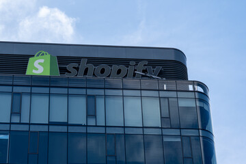 Obraz premium Toronto, Ontario, Canada - September 13, 2026: Shopify office on King Street West in Toronto, Ontario, Canada. Shopify Inc is a Canadian multinational e commerce company. 