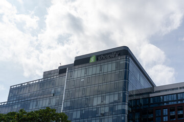 Obraz premium Toronto, Ontario, Canada - September 13, 2026: Shopify office on King Street West in Toronto, Ontario, Canada. Shopify Inc is a Canadian multinational e commerce company. 