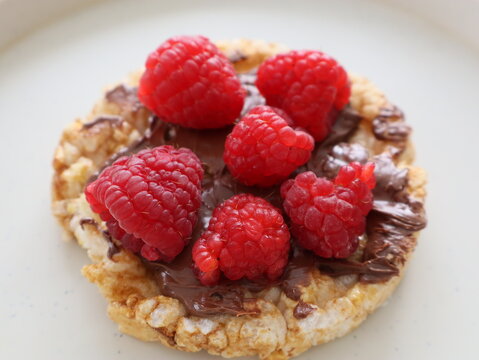 rice cake con crema de avellanas y frambuesas
