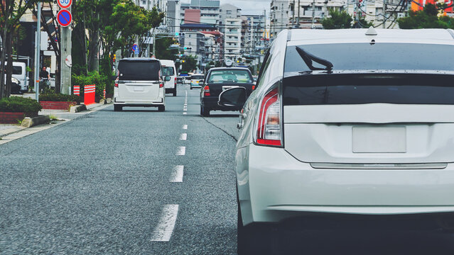 街を走行する車