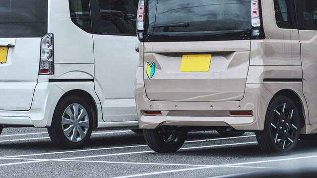 駐車場に停車する軽自動車の後部