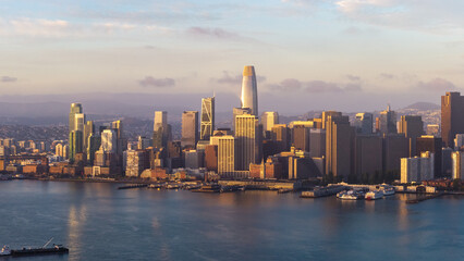 Fototapeta premium San Francisco Waterfront Skyline And Salesforce Tower At Sunrise