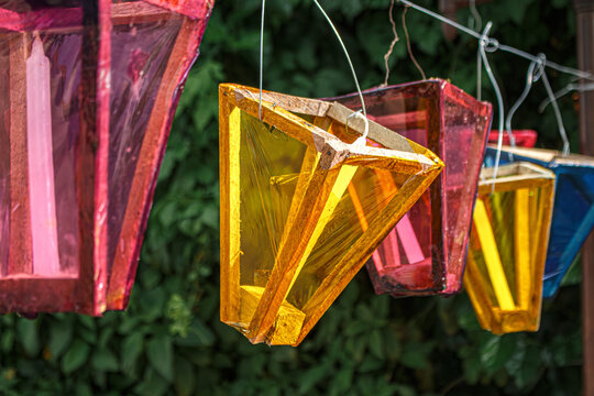 Los farolitos dan color y luz a los festivales