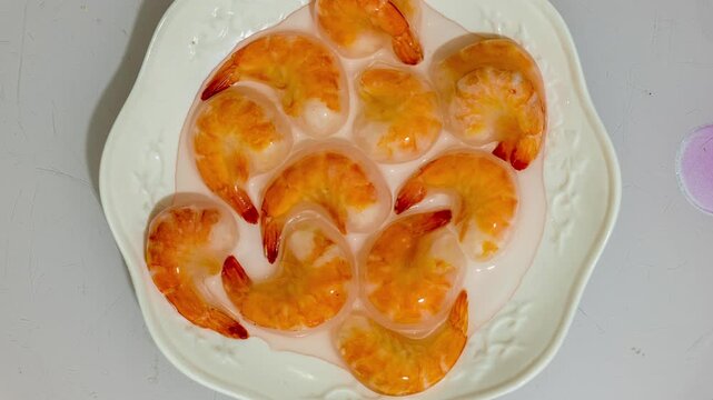 Full process of thawing frozen lobster.