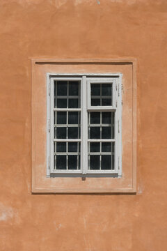 geschlossenes Fenster an einer farbigen Fassade in der Kleinseite, Mala Strana, in der Altstadt von Prag