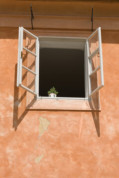 weit ge&ouml;ffnetes Fenster an einer farbigen Fassade in der Kleinseite, Mala Strana, in der Altstadt von Prag