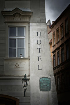 Hotel am Altst&auml;dter Ring in Prag. Im Jahr 1848 er&ouml;ffnete der Komponist Bedrich Smetana in diesem Haus eine Musikschule, was auf dem Schild zu lesen ist