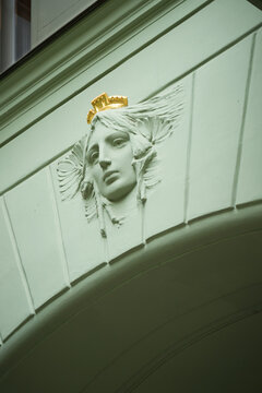 Jugendstil Relief, Maskaron mit einem Frauenkopf und Krone &uuml;ber einem Torbogen im Stadtteil Josefov, Josefstadt in Prag 