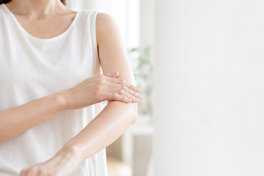 二の腕を保湿する女性のボディケアとスキンケアのイメージ