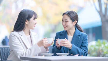 Obraz premium 秋の日のオープンテラスで語らう2人の日本人女性 2 Japanese women at Autumn Outdoor cafe