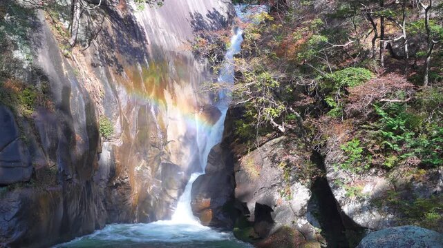 秋の昇仙峡の仙娥滝と虹【山梨県】