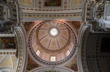 Obraz premium Caltagirone, Sicily 01.03.2020: Dome at the intersection of the central nave and the transept of the Cathedral of San Giuliano in Caltagirone.