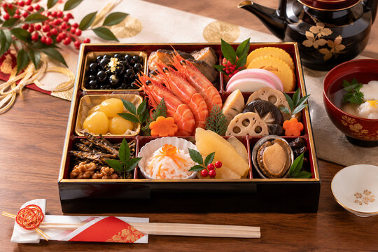 華やかな重箱に盛り付けたお正月のおせち料理