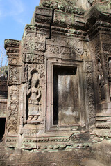 Obraz premium ruined buddhist and hindu khmer temple (ta prohm) in angkor in siem reap in cambodia 