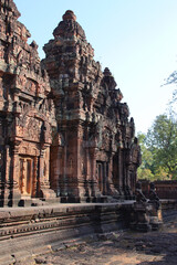 Obraz premium in a ruined buddhist and hindu khmer temple (banteay srei) in angkor in siem reap in cambodia 