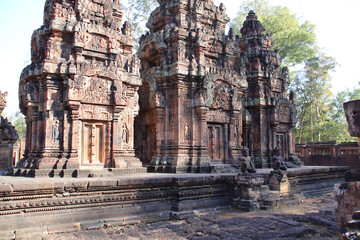 Obraz premium in a ruined buddhist and hindu khmer temple (banteay srei) in angkor in siem reap in cambodia 