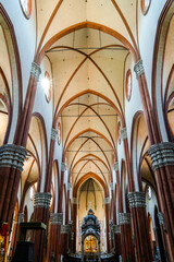 Obraz premium Grand vaulted ceiling of a historical church interior