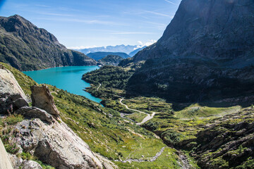Obraz premium Mountain landscape with a lake and winding road in the valley on a