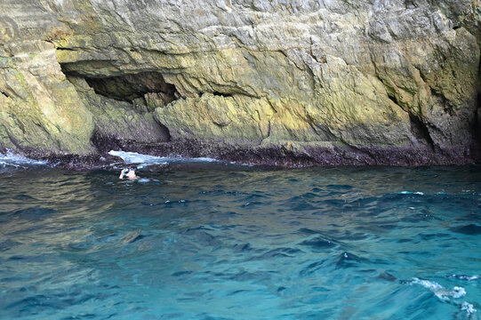 Un plongeur dans grotte de Blue Grotto &agrave; Malte, pr&egrave;s du port de Wied iz-zurrieq