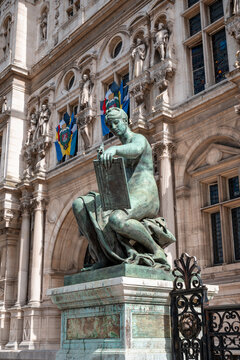 Bronze statue of l'art representing fine arts, architecture and history at hotel de ville, paris, france