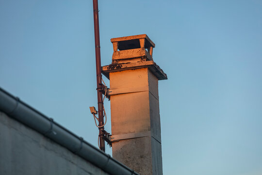 Chemin&eacute;e sur le toit d'une maison