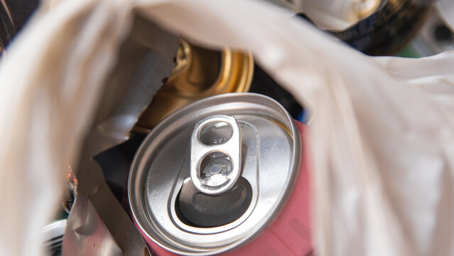 Lata de aluminio dentro de una bolsa para reciclar