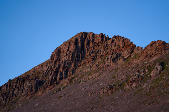 Cima Nana al tramonto con parete rocciosa illuminata da luce calda