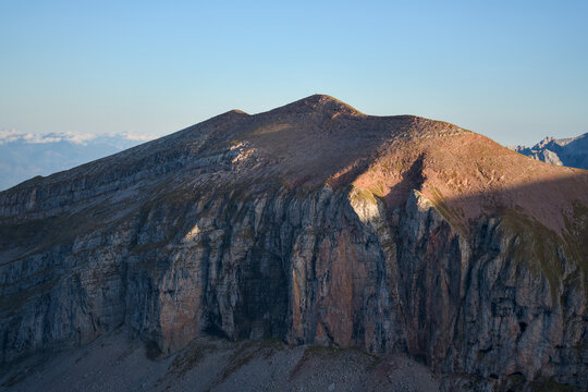 Parete rocciosa nel gruppo del Sasso Rosso al tramonto