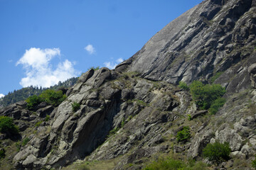 Obraz premium Rugged Rock Cliff Face in Georgia Under Blue Sky