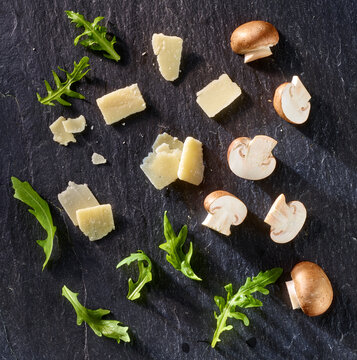 Pizzazutaten Ruccola Champingon Parmesan