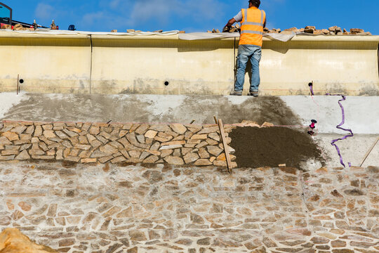 Reconstruction d'un perr&eacute; en parement b&eacute;ton habill&eacute; de pierres naturelles, d&eacute;truit par les temp&ecirc;tes. Digue des Homardiers, la Gu&eacute;rini&egrave;re sur l'&icirc;le de Noirmoutier