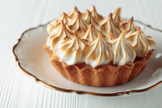 Meringue tartlet on a white saucer.
