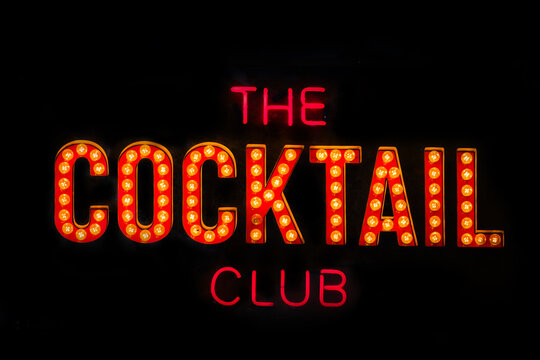 Enseigne au n&eacute;on et ampoules pour The Cocktail Club