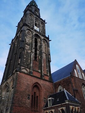 Martinitoren - Turm von unten mit Sonnenuhr und Turmuhr - Groningen