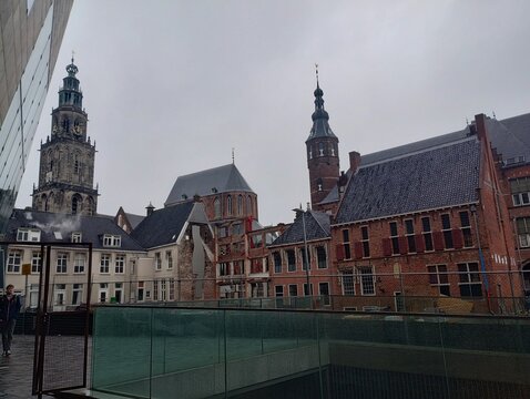 Martinitoren und Martinikerk spiegeln sich im Kanal - Groningen
