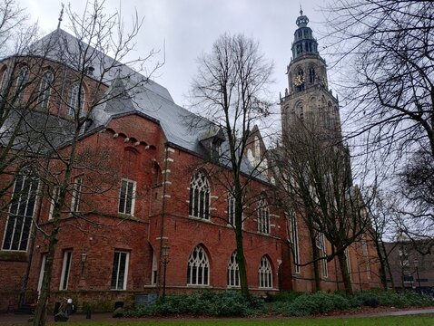 Backsteinkirche zwischen kahlen Baeumen - Martinikerkhof Groningen